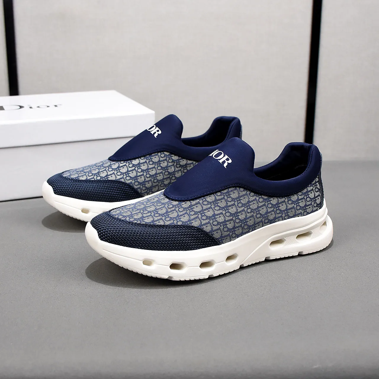 PP420🍒🍒🍒Dior's new 🆕low-cut casual sneakers, made of breathable mesh, with brand signature details on the shoe collar to enhance style. Fashionable and versatile, it can complement any look. With a sophisticated design that is both dynamic and modern, this new must-have shoe adds a new dimension to Dior's legacy, displaying modern elegance. Men's shoes 38-44 45🉑️customized